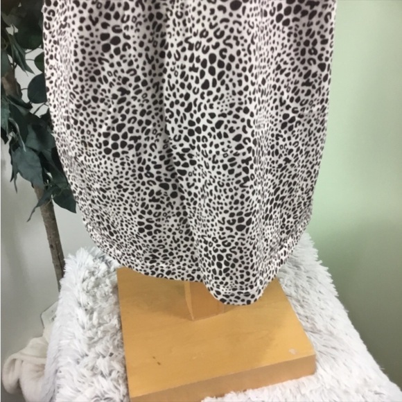 LANDS End Medium short sleeve v neck tee
Thicker weight 
Animal print - Picture 6 of 15